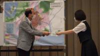 広島平和記念資料館の館長へ水戸市長からのメッセージを手渡す平和大使の画像