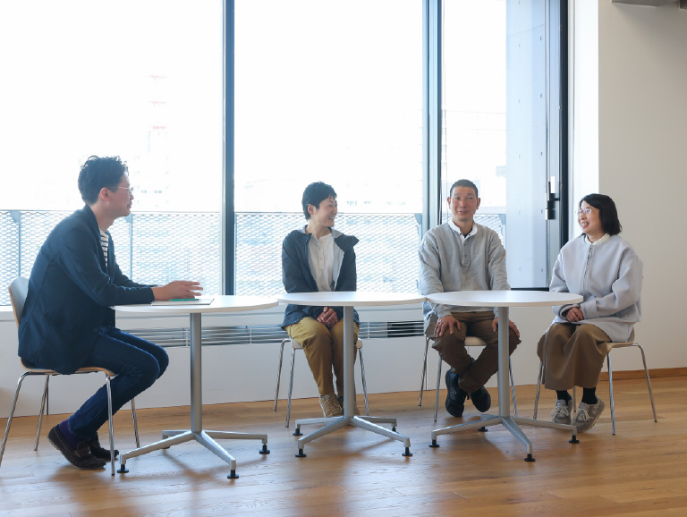 椅子に座って複数人が話し合う