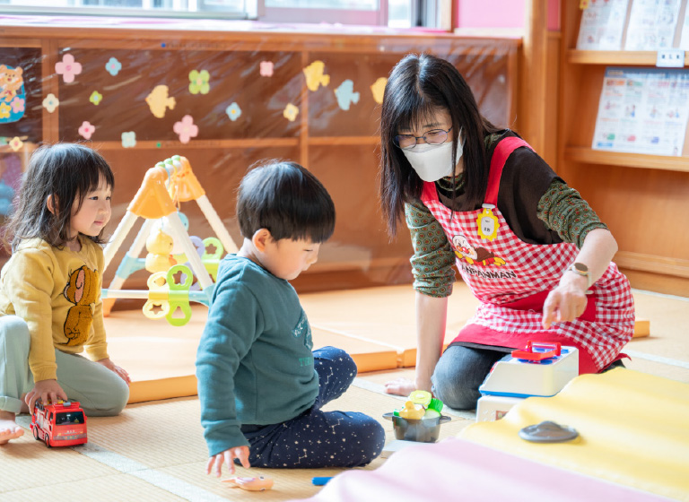 子供たちをおもちゃで遊ぶ