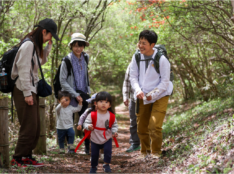 複数人で山道を歩く