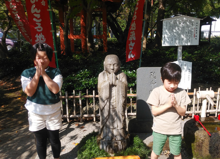 お地蔵様と手をあわせる子供たち