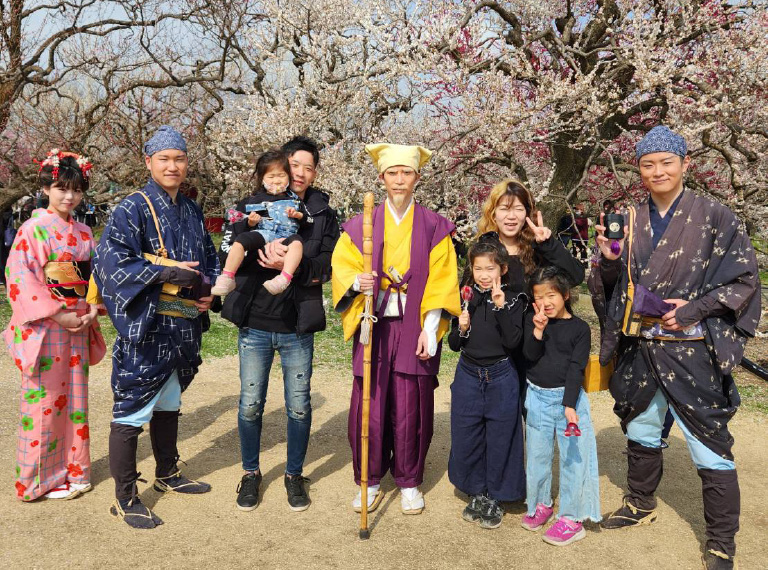 偕楽園で開催された水戸梅まつりで、水戸黄門さまご一行と記念写真