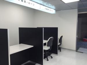 銀行の中（受付カウンター）