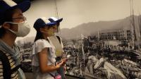 広島平和記念資料館内を見学する平和大使の画像