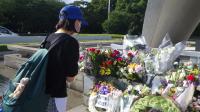 原爆死没者慰霊碑に献花をする平和大使の画像