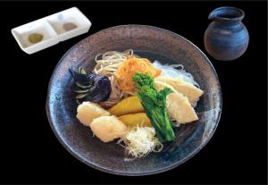 旬野菜と小海老のぶっかけ蕎麦と米粉麺