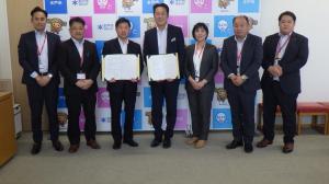 高橋靖市長とトヨタモビリティパーツ株式会社茨城支社の皆様との集合写真