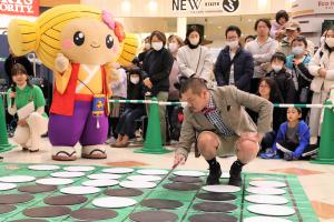 カミナリ対みとちゃん大盤オセロ対決の様子