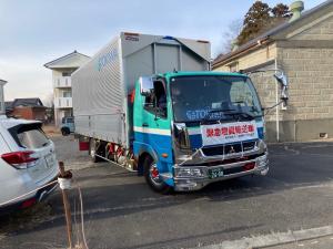 輸送トラックが発車する様子