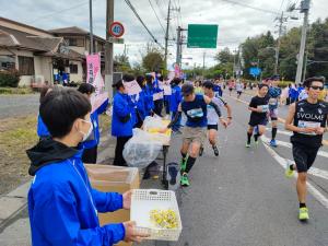 水戸黄門漫遊マラソンで給食ボランティアをしている様子