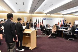 G7茨城水戸内務・安全担当大臣会合の合間に、各国の大臣の前で中学生がプレゼンテーションをしている様子