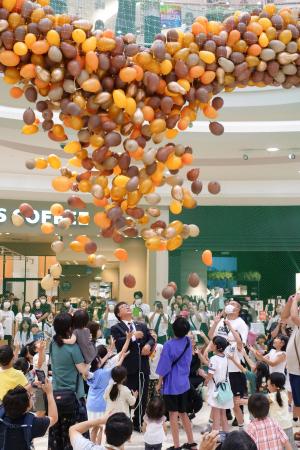 イオンモール水戸内原での納豆イベント　バルーンドロップスセレモニーの様子