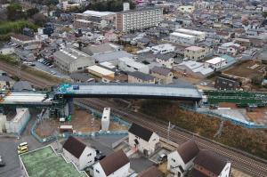 都市計画道路3・3・2号中大野河内線（松が丘工区）上空桁架線工事のようす