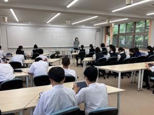 生徒の皆さんが職員の説明を聞いている様子