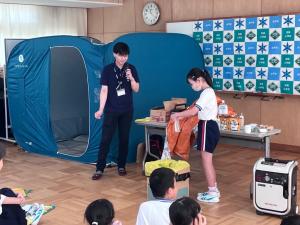 簡易トイレ体験をしている写真