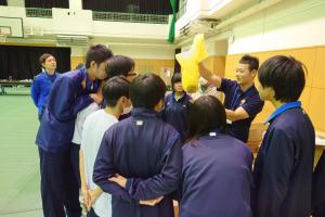 携帯トイレの使い方を確認している様子①