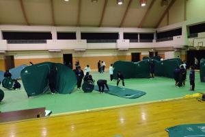 簡易間仕切りを展開している様子①