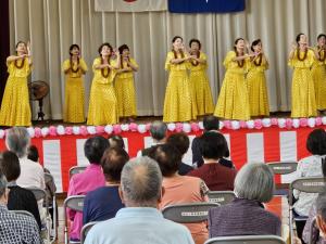 ステージでフラダンスを踊っている写真です