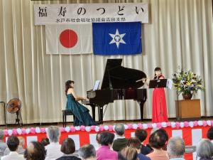 女性がピアノとフルートを演奏している写真です