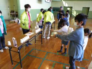 1124　チャレンジ体験会　体験（ペットボトル空気砲）