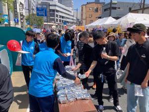 非常食の配布をしている様子