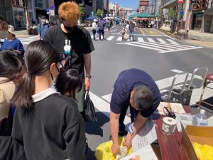 携帯トイレを説明・展示する様子