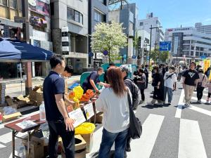防災・危機管理課備蓄品を紹介している様子