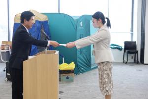 市長からの任命証の授与