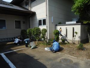 奉仕作業の作業中の写真(1枚目)
