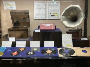 レコードと蓄音機