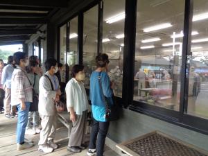 見学通路からハムづくり作業を見学しています