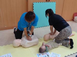 心臓マッサージの練習をしている写真です