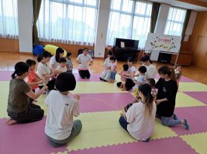 おやこ体操教室の様子　みんなで縄を持ち先生のかけ声で縄をあげたり下げたりしています