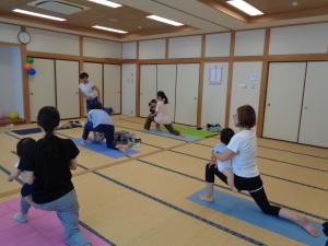 みんなでヨガのポーズをとっている後ろ姿の写真です
