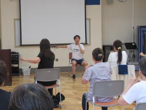 講師がエクササイズの指導をしている写真です