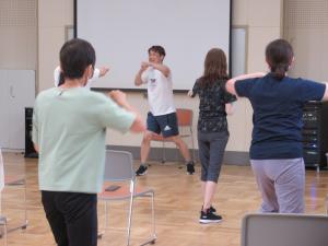 エクササイズの実演をしている写真です