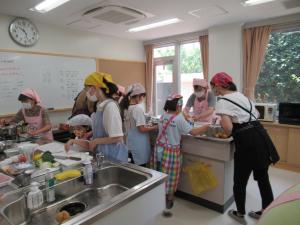 親子で料理を作っている写真です