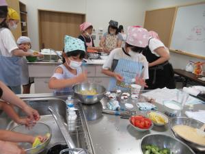 女の子が料理をしている写真です
