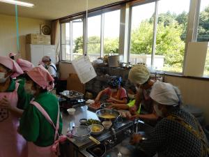 親と子の料理教室の様子3枚目