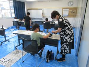 講師が参加者に指導している写真です