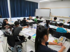 絵画に取り組む参加者の写真です。