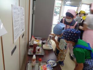 男の子が牛乳をはかっている写真