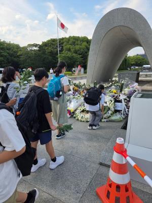 原爆死没者慰霊碑に献納