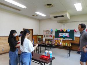 夏祭りの射的の様子