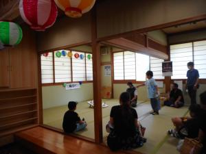 夏祭りの輪投げの様子