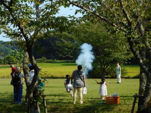 夏祭りの落下傘の様子