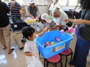 夏祭りのヨーヨー釣りの様子