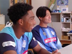 インタビューを受ける２選手