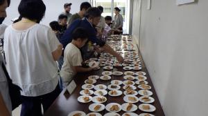 鮭の食べ比べとクイズの様子１