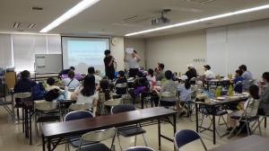 鮭の食べ比べとクイズの様子２